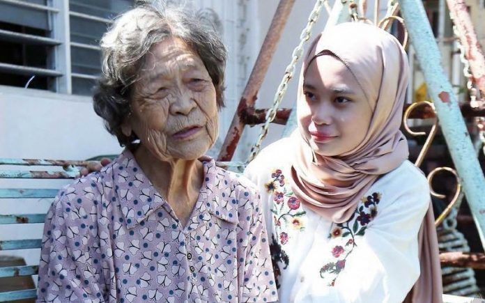 Mantan guru TK che Hoi Lan membesarkan Rohana  yang ditinggalkan  ibunya yang berkebangsaan Indonesia, sejak bayi Di sekolahkan ditempat muslim tapi tidak bisa mendapatkan My Kad dan tanpa kewarganegaraan.(foto metro/Malaysia)