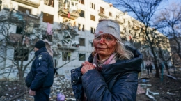 Perempuan lansia cedera berat akibat rusun yang ditinggalinya di Kharkov dibombardir Rusia (24/02/22). | Wolfgang Schwan/Anadolu Agency (Getty Images)