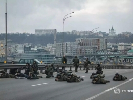 Tentara Ukraina bersiaga di Kiev. Foto :  Reuter via euronews.com
