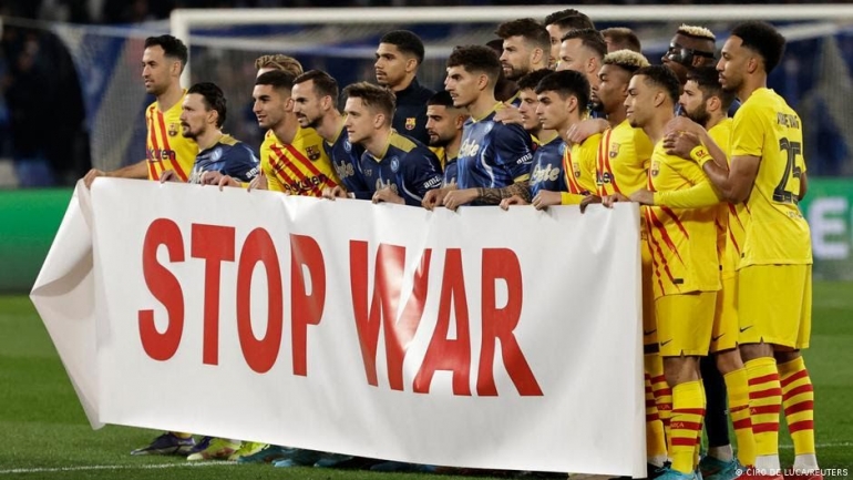 Spanduk Stop War dibentangkan pemain sebelum laga Liga Champions, Napoli vs. Barcelona/foto: dw.com