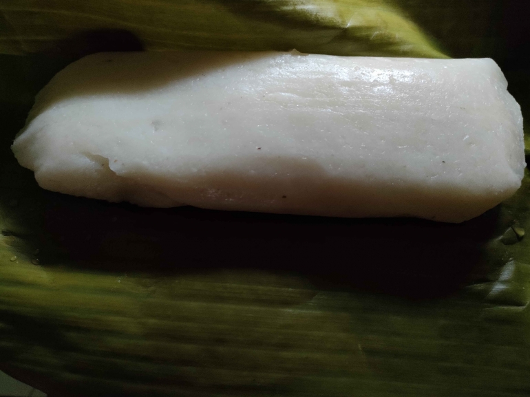 Gemblong yang dibuka dari pembungkusnya, daun pisang. (Sumber: Dokumentasi pribadi)