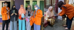 Pembagian Masker dan Handsanitizer oleh Mahasiswa KKN UAD Unit IX.B.2 di Dusun Bungkus, Parangtritis (Dokpri)