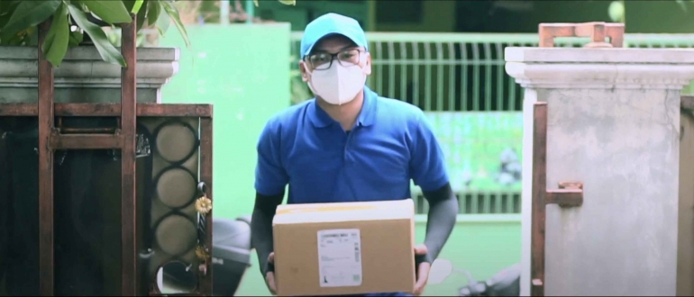 Jasa Kurir Mengantarkan Paket Kepada Pengguna Layanan Pos/Kurir (Sumber Gambar: Youtube Kemkominfo TV