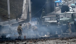 Tentara Ukraina sedang bertugas Sabtu pagi setelah sebuah rudal menghantam sebuah gedung di Kiev. -Sumber Foto:GENYA SAVILOV/AFP.