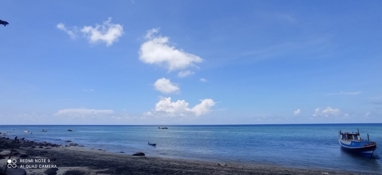 Air Laut Banda di depan Kampung Mesa P.Teon Kabupaten Maluku Tengah Provinsi Maluku dan disebut Aer Pusaka oleh warga setempat ( dokumentasi pribadi)