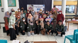 Foto bersama Mahasiswa KKN, Ibu PKK dan Owner KOAKUBUKET, Sabtu (19/2)