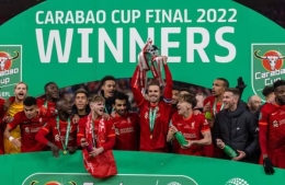 Liverpool berhasil menjuarai Carabao Cup usai menundukkan Chelsea lewat drama adu penalti (Sumber Gambar: www.thisisanfield.com)