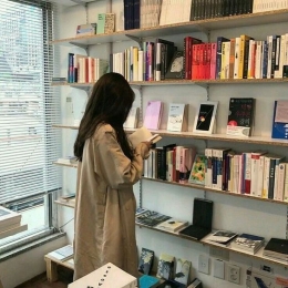 Pengunjung sebuah toko buku (Sumber gambar: wattpad.com).  