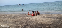 Anak-anak pewaris aer pusaka menjadi hitam warna kulitnya akibat setiap saat berenang (dokumentasi pribadi)