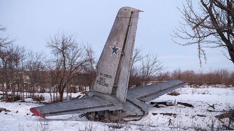 Pesawat Tempur Rusia Jatuh Dekat Perbatasan Ukraina (Oleg Kharseev / Kommersant / themoscowtimes.com)