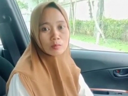 Nurhayati, kaur keuangan Desa Citemu, Cirebon yang dijadikan tersangka kasus korupsi kepala desanya. (sumber: detik.com)