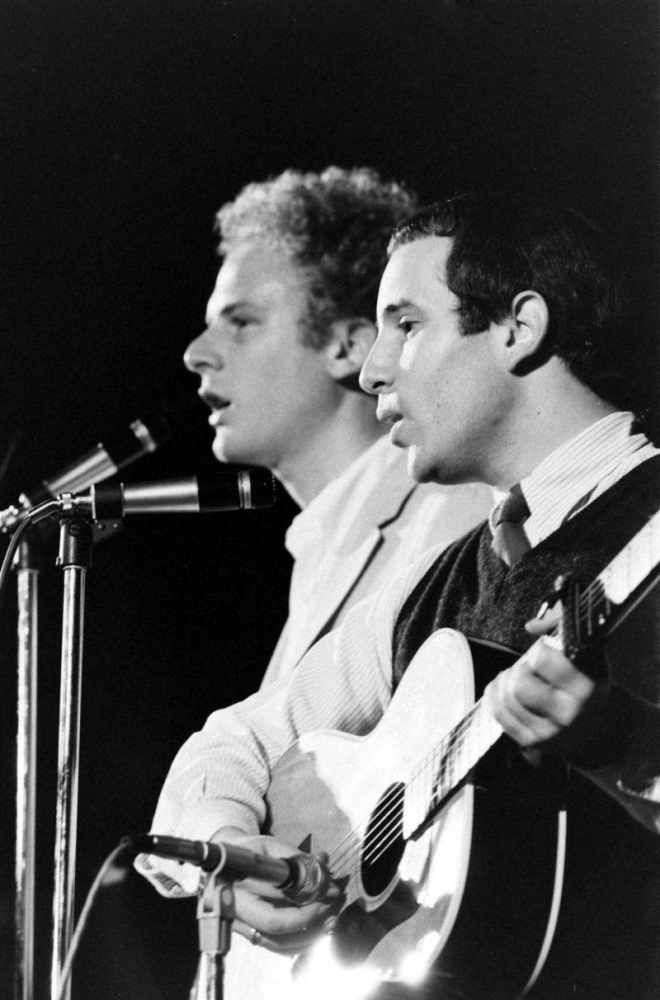 Simon & Garfunkel perform di Philadelphia, 1968 / sumber:TIME