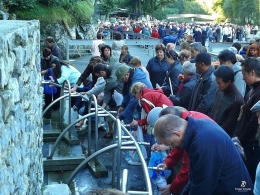 Peziarah mengambil air di Lourdes. Sumber: dokumentasi pribadi