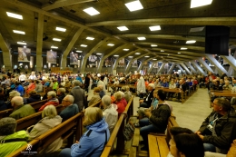 Misa di basilika bawah tanah di Lourdes. Sumber: dokumentasi pribadi