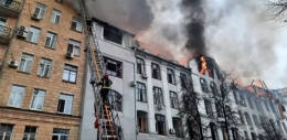 Gambar Gedung Kepolisian Ukraina di Kota Kharkiv terbakar.
