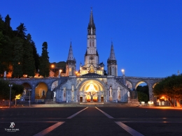 Tribasilika, Lourdes-Prancis. Sumber: dokumentasi pribadi