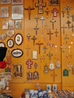 Suvenir yang banyak dibeli peziarah di Lourdes. Sumber: dokumentasi pribadi