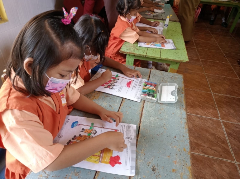 Gambar: Pembelajaran menempel (kolase) pada anak TK Dharma Wanita di Desa Watutulis