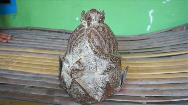 Mahkota bermotif naga yang ditemukan penambang pasir di Blitar (Sumber: iNews/Robby Ridwan)