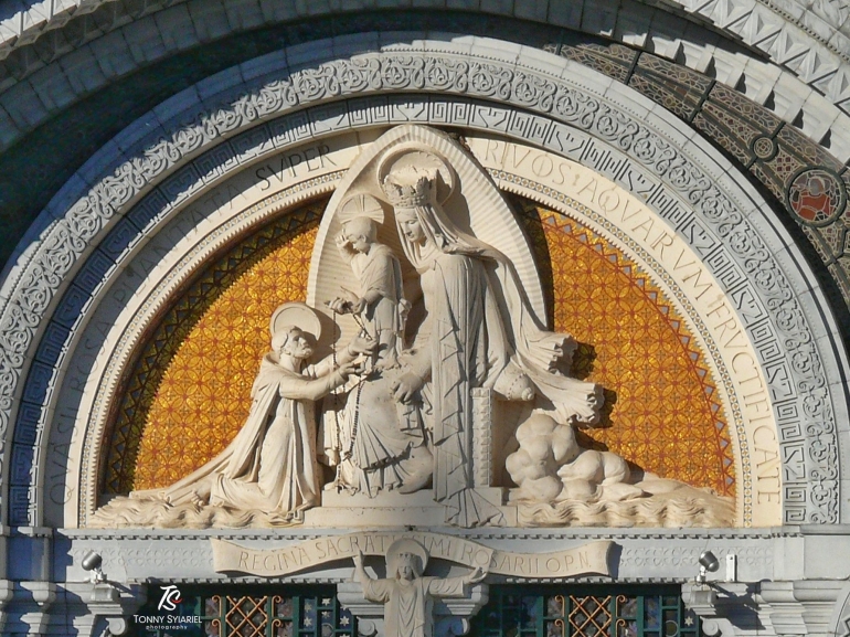 Pahatan Bunda Maria dan bayi Yesus di atas pintu Basilika Rosario. Sumber: dokumentasi pribadi