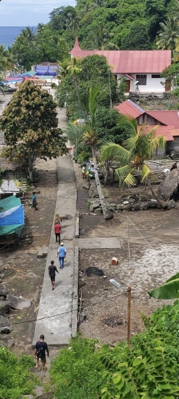 Warga kembali dari sumur menuruni tanjakan di ujung Kampung Baru Mesa - Petuanan Melaira (dokumentasi Kalep Melaira)