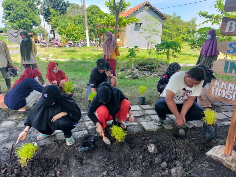 Gambar: Tim KKN-P bersama karang taruna menanam tanaman hias di sekitar Punden Sembujo Desa Watutulis (19/02) 