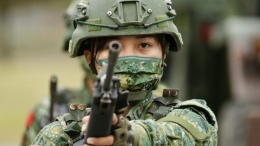  Seorang tentara Taiwan saat kunjungan Presiden Taiwan Tsai Ing-wen di sebuah pangkalan militer 22-01-2022[EPA-EFE/RITCHIE B.TONGO]Visi