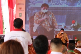 Menko Airlangga Hartarto menerima aspirasi dari Petani Sawit di Kabupaten Siak, Pekanbaru, Kamis (24/2/2022). Sumber foto: @airlanggahartarto_official