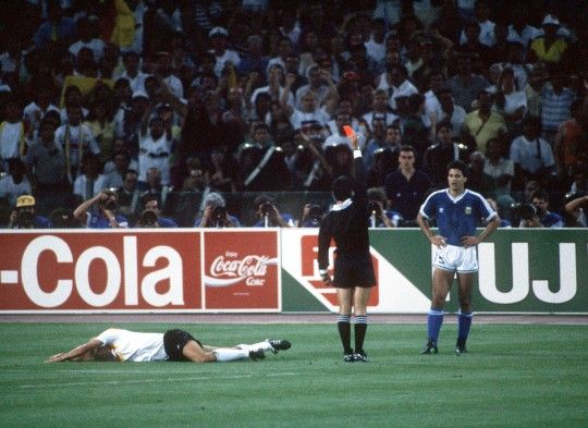 Klinsmann masih 'beraksi' saat Codesal mengacungkan kartu merahnya (Bob Thomas/Getty Images)