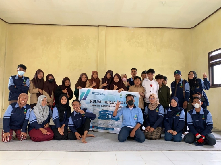 Foto kelompok 35 bersama siswa-siswi MTS Ma`arif Kejajar setelah kegiatan Penyuluhan Remaja/dokpri
