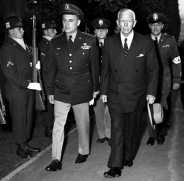 Menteri Pertahanan George C. Marshall dan Jenderal Matthew P. Ridgway | Sumber gambar: stripes.com