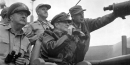 Jenderal Douglas MacArthur ketika memimpin pendaratan Inchon | Sumber gambar: nara.getarchive.net