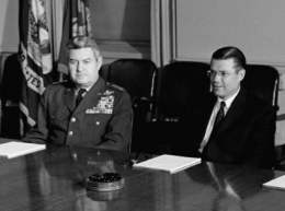 Menteri Pertahanan Robert McNamara dan Kepala Staff Angkatan Udara Jenderal Curtis LeMay | Sumber Gambar: stripes.com