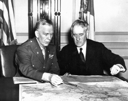 Menteri Urusan Peperangan Henry L. Stimson dan KASAD Jenderal George C. Marshall | Sumber Gambar: mbe.doe.gov