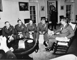 President Kennedy dan KASAU Jenderal Curtis LeMay dan beberapa penasihat militernya | Sumber Gambar: catalog.archives.gov