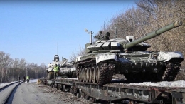tank Rusia yang diangkut oleh kereta api (dok. cnbcindonesia.com)