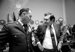 Menteri Perthanan Donald Rumsfeld dan Ketua Kepala Staff Gabungan Jenderal George S. Brown | Sumber Gambar: catalog.archives.gov