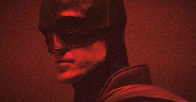 Gambar 5. Batman dibawah cahaya warna merah (Source: Warner Bros Pictures)