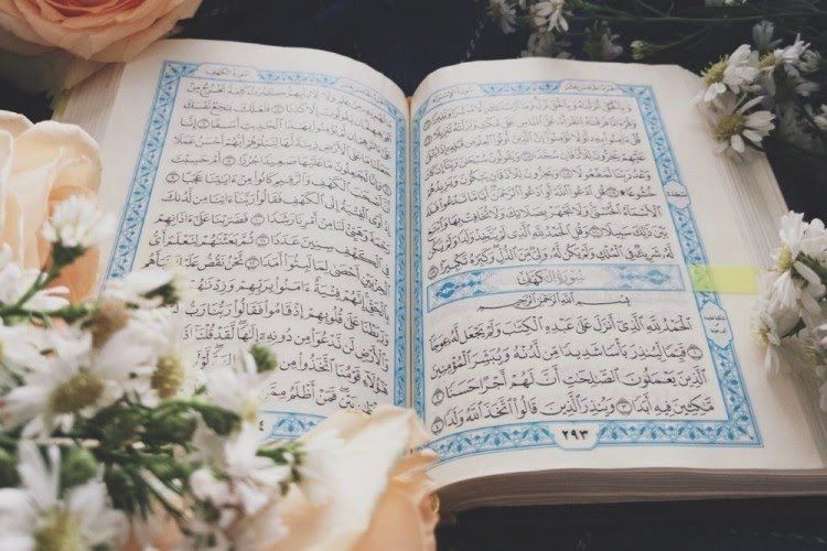 Ilustrasi seorang penghafal Al-Qur'an yang sedang membaca Al-Qur'an (sumber: popbela.com)