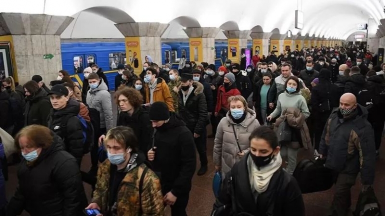 potret warga Kiev di stasiun kereta bawah tanah (bbc.com)