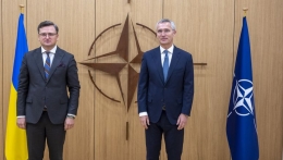 potret Menteri Luar Negeri Ukraina mengunjungi Sekretaris Jenderal NATO (nato.int)