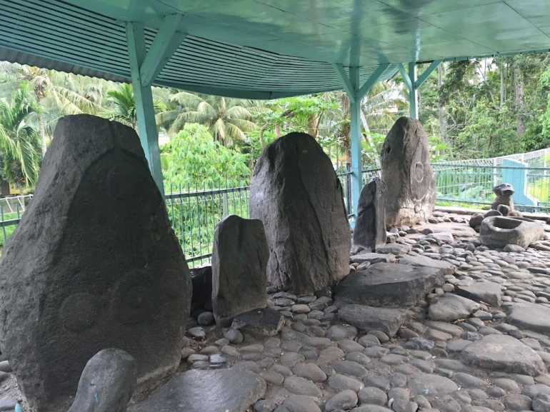 Image: Situs bersejarah Batu Basurek peninggalan Adytiawarman (Photo by Merza Gamal)