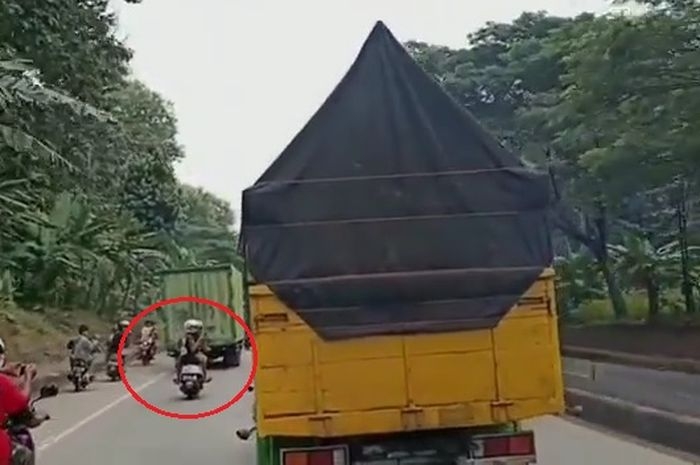 Beredar video kecelakaan pengendara motor matic gara-gara merekam aksi truk oleng di Jalan Raya Subah, Batang, Jawa Tengah (Sumber: Instagram @infocegatansukoharjo via gridoto.com)