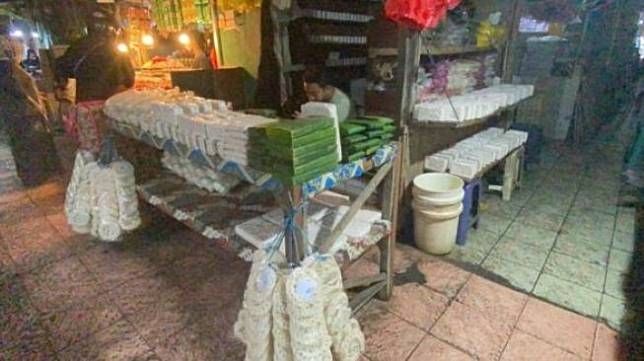 Tempat Eko berjualan tempe tahu di Pasar klandasan. (inibalikpapan.com)