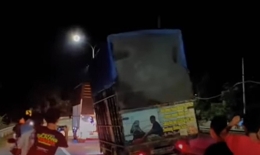 Para bocah tanggung memburu truk oleng hingga larut malam (tangkapan layar YouTube Angga Official)