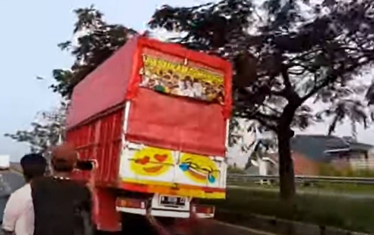 Pemburu konten truk oleng (tangkapan layar YouTube Angga Official)