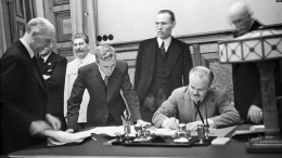 Menteri Luar Negeri Soviet Vyacheslav Molotov menandatangani pakta non-agresi antara Jerman dan Uni Soviet di Moskow pada 23 Agustus 1939, saat diktat