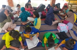 Gambar: Bimbingan Belajar Gratis di Balai Desa Watutulis (Dokpri)