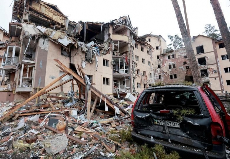 Bangunan Tempat Tinggal Hancur Dalam Serangan Rusia Di Irpin Kiev. Foto : Reuter.