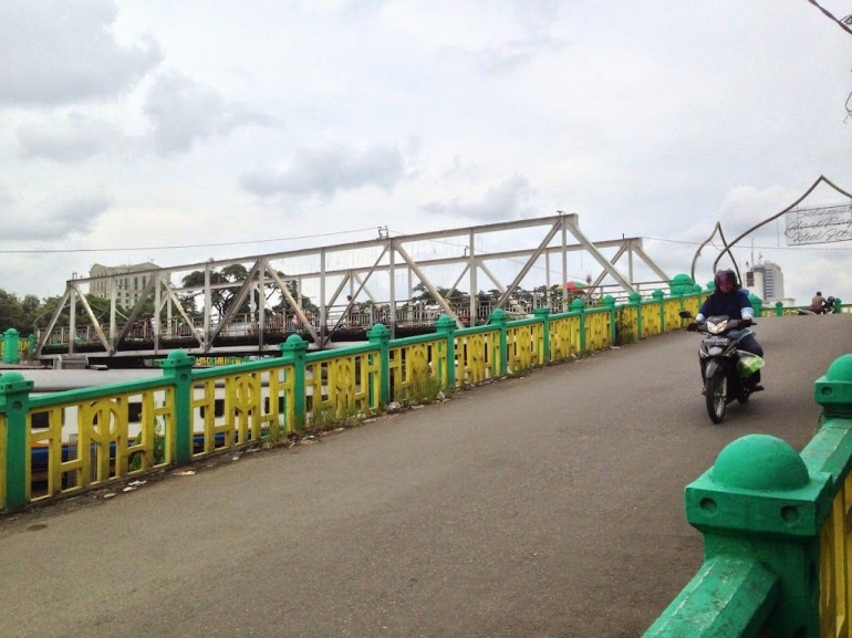Image: Titi Gantung berfungsi sebagai jembatan penyeberangan melewati rel Kereta Api (Photo by Merza Gamal)